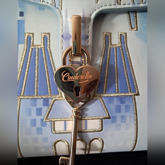 Danielle Nicole Cinderella Castle Purse - Picture 4 of 5
